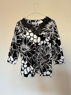 Alfred Dunner 95% Cotton Black & White Floral V-Neck Women's Top Jewel Detail